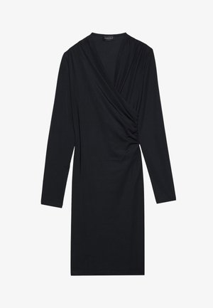 Czarna sukienka zapinana na wstążkę z długimi rękawami, z marszczonym detalem po boku oraz miękkim, gładkim materiałem. Prosta sylwetka, w długości do kolan.
