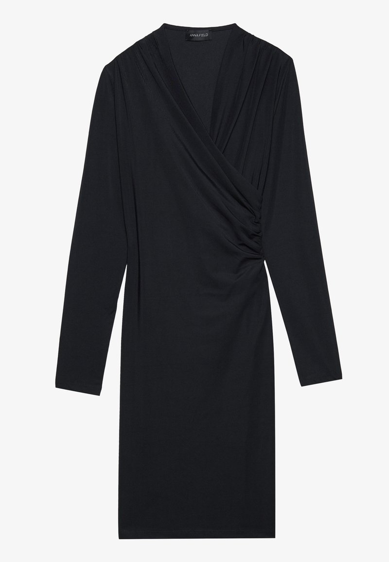 Abito nero avvolgente con maniche lunghe, caratterizzato da un dettaglio arricciato sul lato e un tessuto morbido e liscio. Silhouette semplice, design fino al ginocchio.