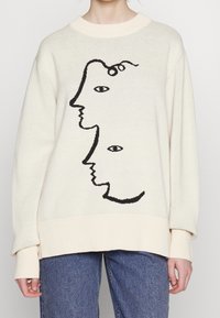 Monki Stickad tröja - white