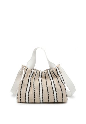 Borsa intrecciata beige con strisce verticali nere e bianche, manici in pelle bianca e tracolla regolabile su sfondo bianco.