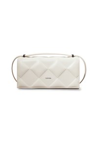 Borsa a pochette in ecopelle bianca, trapuntata, con una sottile tracolla e branding discreto. Forma rettangolare con dettagli a motivo diamante.