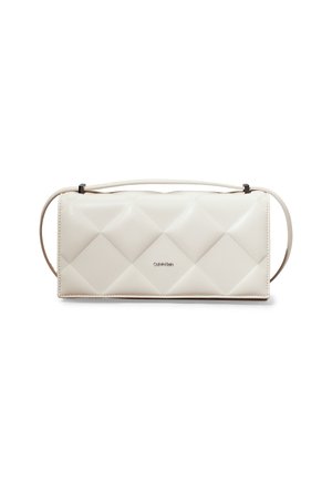 Borsa a pochette in ecopelle bianca, trapuntata, con una sottile tracolla e branding discreto. Forma rettangolare con dettagli a motivo diamante.