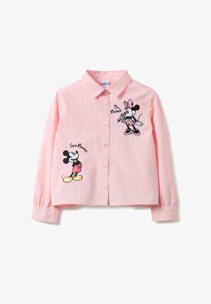 Camisa rosa abotonada con finas rayas blancas, que presenta a Mickey y Minnie Mouse bordados con texto de diálogo en la parte delantera.