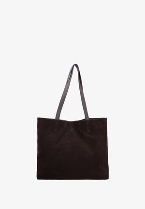 Dunkelbraune Wildleder-Shoppertasche mit zwei langen grauen Henkeln, rechteckiger Form und schlichtem Design vor weißem Hintergrund.