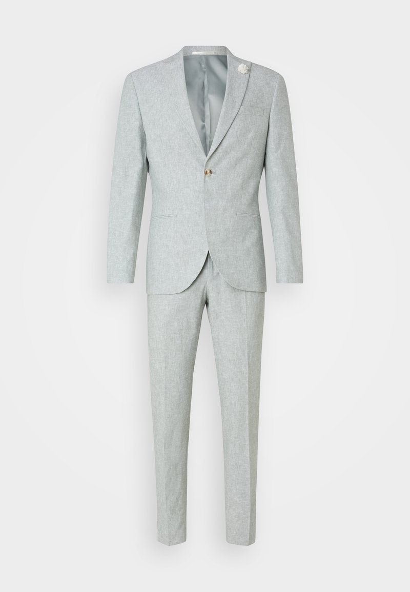 Fato de linho cinza-claro com um blazer de dois botões, lapelas de notch e calças justo. Detalhe floral notável na lapela do blazer.