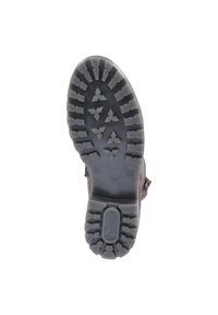 Svart gummistövlsula med djupa mönster och upphöjda triangulära mönster; inkluderar en märkt rektangulär medelsektion och är något böjd.