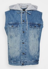 Denimväst med grå huva, med knäppningar, två bröstfickor och fransad nederkant. Ljus och mörk blå gradientfärg.