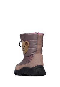 Stivale invernale viola e rosa con un patch di orsacchiotto in velluto, tomaia in sintetico trapuntato, dettagli in camoscio e suola in gomma nera.