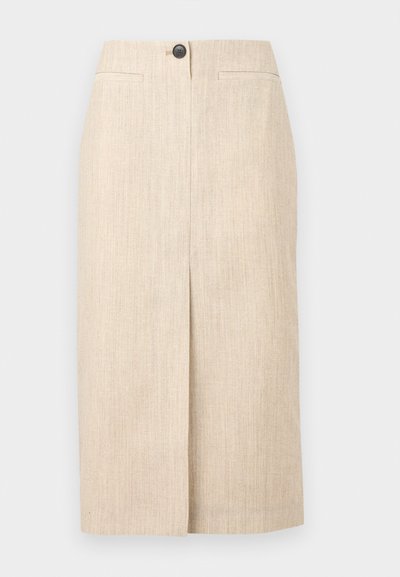 Beige knælængde blyantsnederdel med frontslids, to vandrette sidelommer og enkelt sort knaplukning ved taljen.