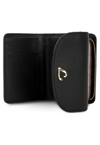 Portefeuille en cuir noir plié avec des ferrures dorées, comportant des emplacements pour cartes, un compartiment zippé et une fermeture à rabat arrondi.