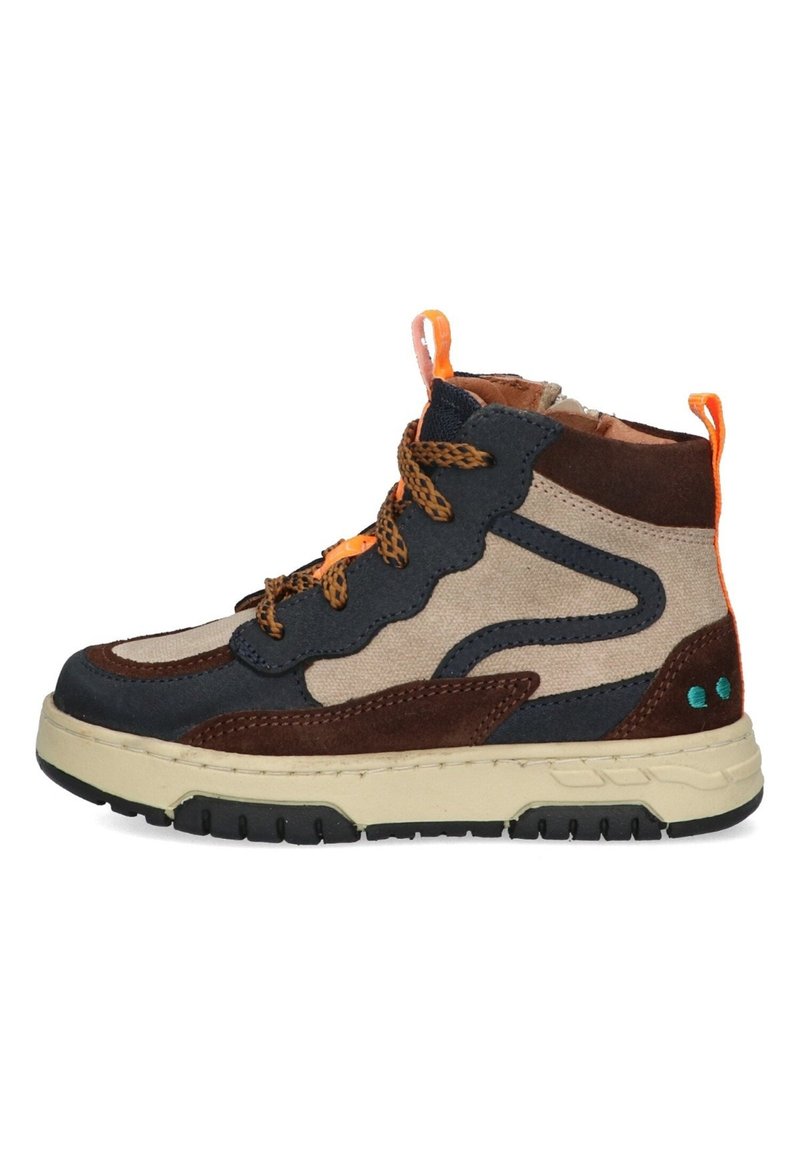 Lace-up enkelboot van een combinatie van marineblauw, bruin en beige suede, met een oranje trekstrip en een gestructureerde zool voor grip.