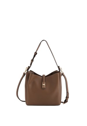 Sac à main en cuir marron texturé avec bandoulière réglable et fermeture à bouton-pression doré sur la patte avant.