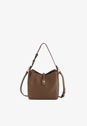 Sac à main en cuir marron texturé avec bandoulière réglable et fermeture à bouton-pression doré sur la patte avant.