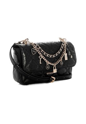Borsa nera trapuntata Guess con catena dorata e ciondoli tra cui cuore, chiave, lucchetto e logo, dotata di tracolla regolabile.
