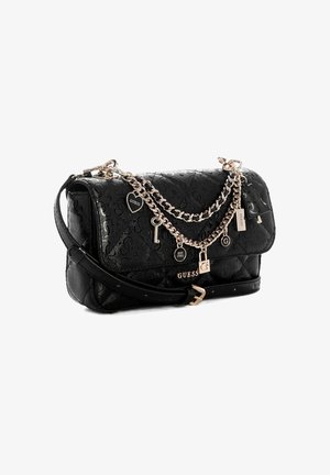 Sac à main matelassé noir Guess avec chaîne dorée et breloques comprenant un cœur, une clé, un cadenas et un logo, doté d'une bandoulière réglable.