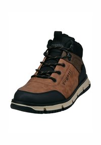 Zapatilla alta de cuero marrón y textil negro con suela de goma negra, cordones y detalle del logo en el lateral. Cuenta con un cuello acolchado.