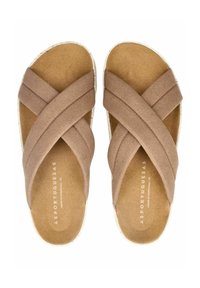 Sandali incrociati in suede marrone con una morbida soletta in sughero e una suola testurizzata. Presentano una bordatura in gomma bianca.