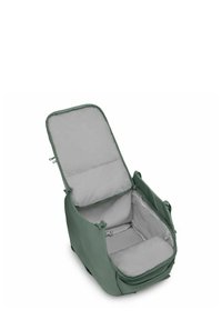 Transport de compagnie en tissu vert avec un intérieur doux gris. Il dispose d'un dossier inclinable, d'accents en maille et de fermetures éclair pour un accès facile.