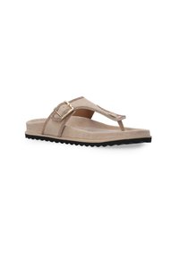 Beige ruskind flip-flop sandaler med en dekorativ spænde, tekstureret fodseng og en sort, ribbet gummisål for godt greb.