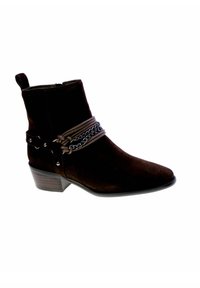 Stivaletto alla caviglia in suede marrone con tacco basso, caratterizzato da una catena e un dettaglio di fascia laterale. Texture liscia con punta appuntita.