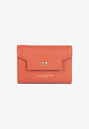 Portafoglio in pelle arancione con finitura testurizzata, caratterizzato da chiusura a patta, dettagli in oro e la scritta "LANCASTER PARIS" incisa in oro sul davanti.