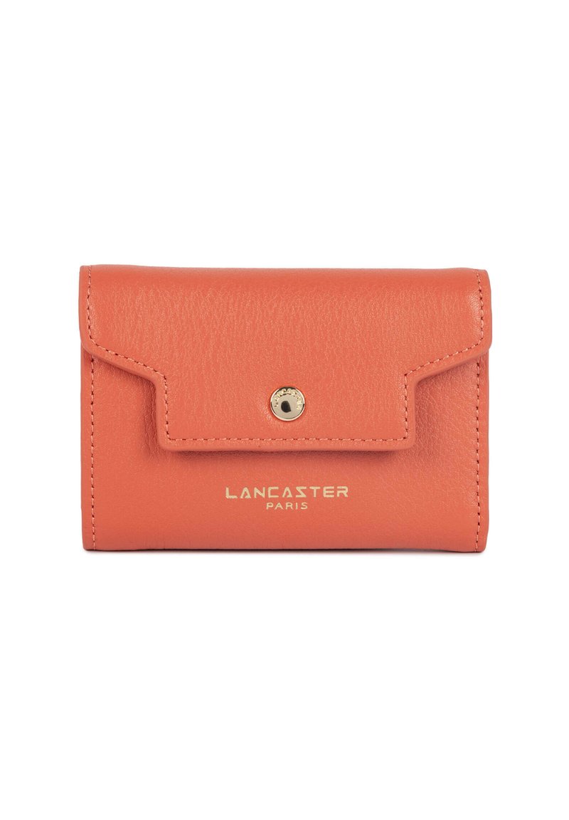 Portafoglio in pelle arancione con finitura testurizzata, caratterizzato da chiusura a patta, dettagli in oro e la scritta "LANCASTER PARIS" incisa in oro sul davanti.