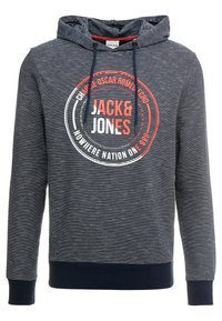 Navy hooded sweater met witte strepen. Voorzien van een grote ronde afbeelding met de tekst "Jack & Jones" in rood en wit. Inclusief trekkoorden.