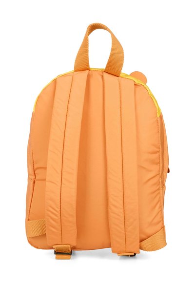Sac à dos orange en tissu rembourré, avec des accents jaunes, des bretelles ajustables et une poignée supérieure pour le porter. Design simple et arrondi sans poches extérieures.