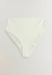 Balti medvilniniai bikini stiliaus apatiniai su lygiu audiniu ir bangelėmis išdailintais nėriniais kraštuose. Turi minkštą tekstūrą ir paprastą dizainą.