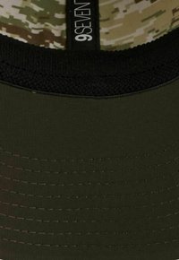 Grüner Hut mit kontrastierendem schwarzen Schweißband innen. Besitzt erhabene Nähte in abwechselnden Linien auf der Außenseite. 9SEVEN-Label sichtbar.