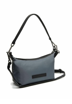 Borsa a spalla in nylon grigia con forma rettangolare, dotata di una chiusura con cerniera superiore, tracolla nera regolabile e un'etichetta con logo testurizzato.