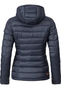 Veste matelassée navy avec capuche ajustée, coutures horizontales et un petit patch en cuir logo sur le bas à gauche.