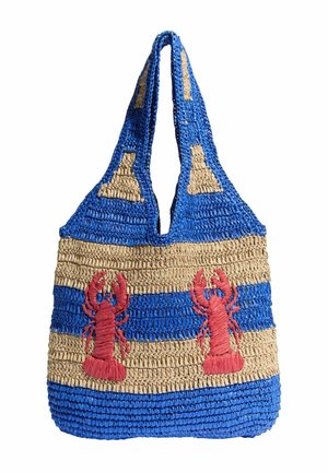 Bolsa tote tejida en azul y beige con dos diseños de langostas rojas y formas de botellas en las correas y la parte superior.