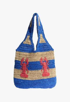 Bolsa tote tejida en azul y beige con dos diseños de langostas rojas y formas de botellas en las correas y la parte superior.