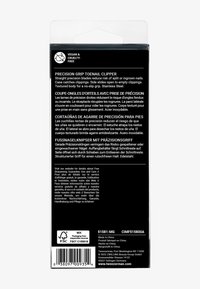 Achterkant van het verpakkingszakje van een veganistische, diervriendelijke teennagelknipper met details over precisielamellen, een gestructureerde grip, een verzamelbakje en gebruiksinstructies in vier talen.