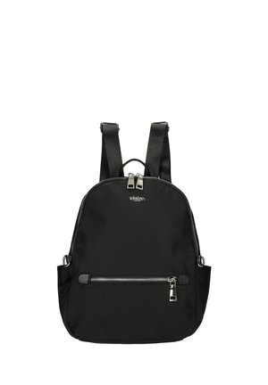 Sac à dos noir en nylon avec deux curseurs de fermeture éclair en haut, poche avant zippée, bretelles réglables et petit logo argenté sur le devant en haut.