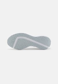Talpa de sneaker albă cu o suprafață din cauciuc texturat de culoare albastră deschisă, având un model în grilă și margini rotunjite pentru o aderență și suport îmbunătățite.