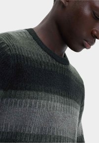 Dunkelgrüner Pullover mit horizontalen Streifen in verschiedenen Farbtönen, strukturiertem Strickstoff und klassischem Rundhalsausschnitt.