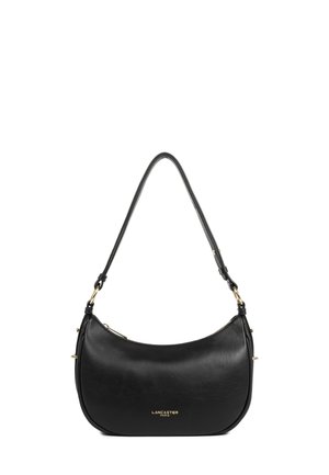 Borsa a tracolla in pelle nera con forma curvata, accessori in oro e logo "Lancaster Paris" in lettere dorate al centro davanti.