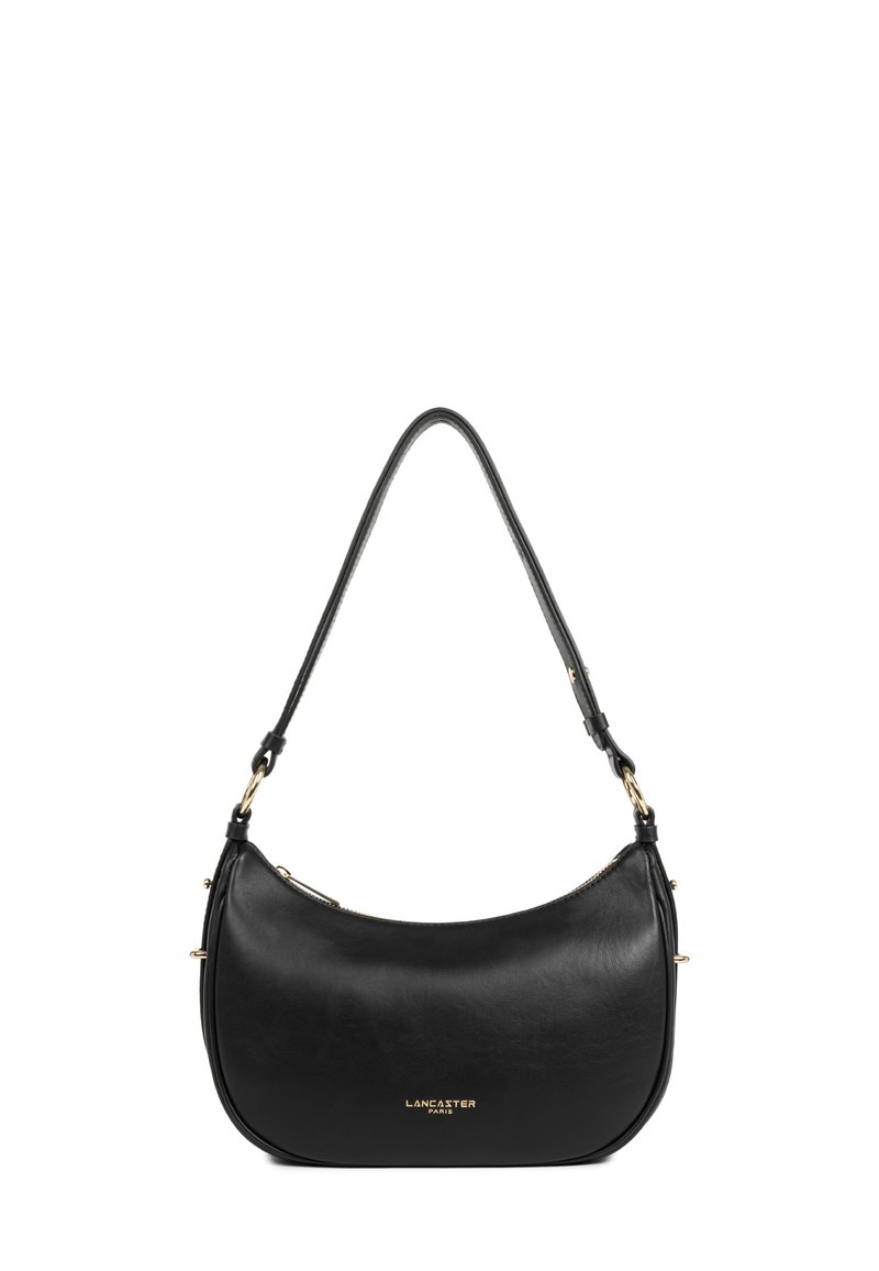 Borsa a tracolla in pelle nera con forma curvata, accessori in oro e logo "Lancaster Paris" in lettere dorate al centro davanti.