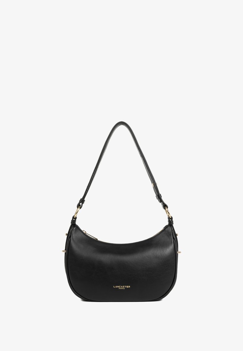 Borsa a tracolla in pelle nera con forma curvata, accessori in oro e logo "Lancaster Paris" in lettere dorate al centro davanti.