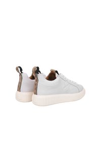 Białe skórzane sneakersy z fakturowaną gumową podeszwą. Charakteryzują się kontrastowym akcentem z tyłu oraz przeszyciami wzdłuż boków.
