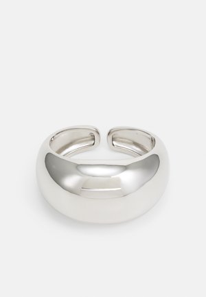 Bracciale in metallo color argento con una superficie liscia e lucida, forma arrotondata e design aperto alle estremità.