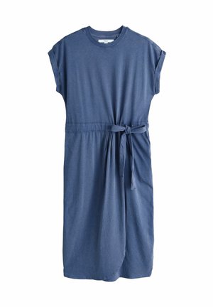 Blaues knielanges Freizeitkleid mit kurzen aufgerollten Ärmeln, rundem Halsausschnitt und Stoffgürtel, der in der Taille gebunden ist.