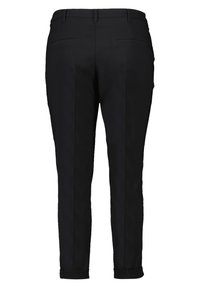 Pantalones negros con un corte ajustado, que presentan una tela suave, dos bolsillos traseros y puños enrollados para un aspecto pulido.