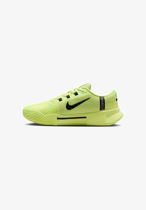 Neongelber Nike Sportschuh mit schwarzem Swoosh-Logo, strukturierter Sohle, Netz-Obermaterial und Schnürverschluss, seitlich dargestellt.