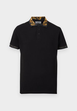 Μαύρο κοντομάνικο πόλο πουκάμισο με τρία κουμπιά, χρυσό μπαρόκ σχέδιο στον γιακά και κείμενο "Versace Jeans Couture" στις άκρες του γιακά και των μανικιών.