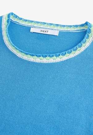 Blauer gestrickter Pullover mit rundem Halsausschnitt. Der Kragen hat eine dekorative Bordüre in Grün und Weiß. Das Etikett trägt die Aufschrift "NEXT."