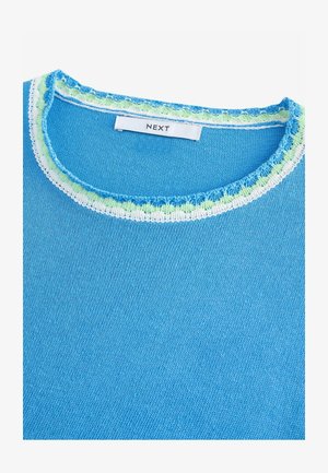 Modra pletena jopica s okroglim izrezom. Ovratnik ima dekorativni rob v zeleni in beli barvi. Oznaka pravi "NEXT."