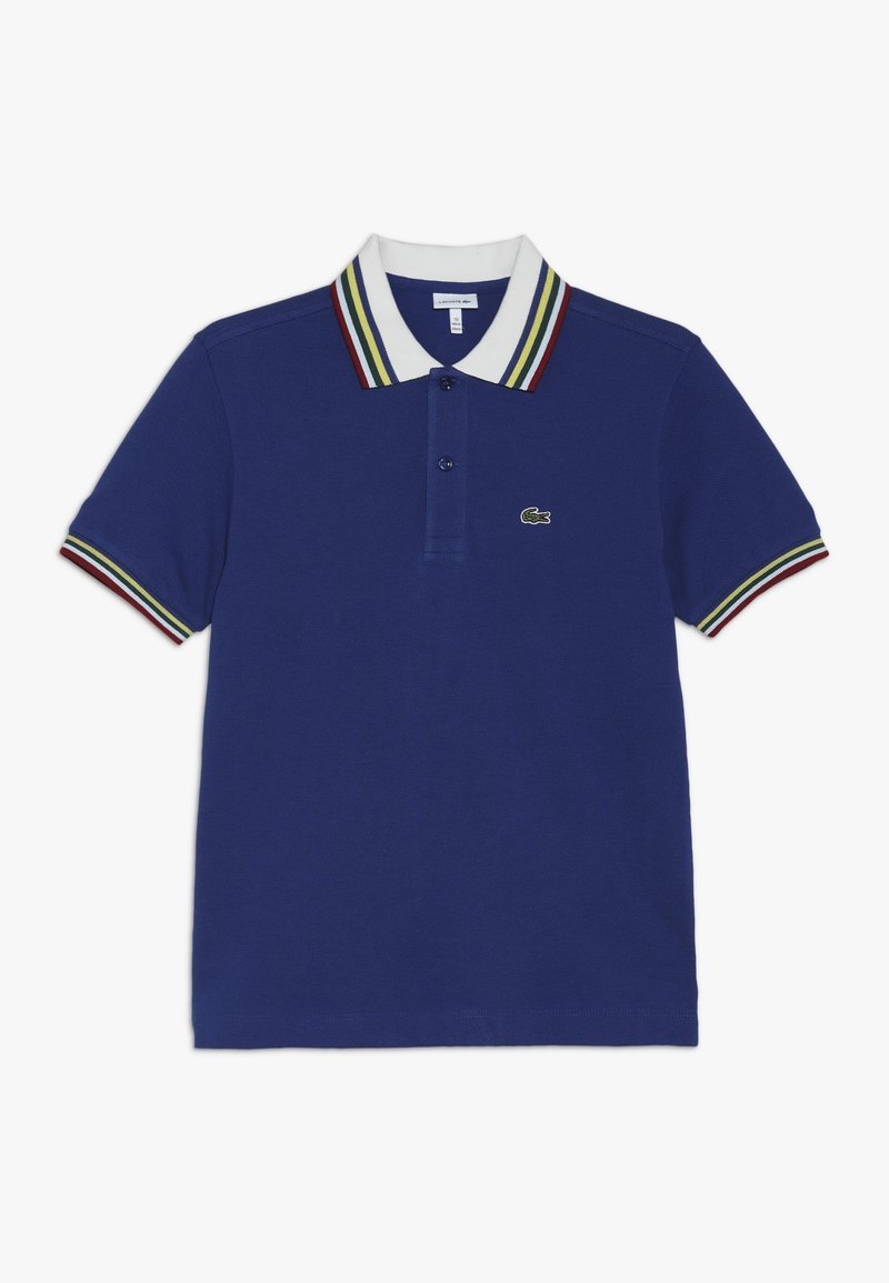 Blå pikétröja i bomull med vit krage som har röda, gröna och gula ränder, tre knappar och en liten grön logotyp.